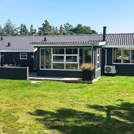 Three-bedroom Holiday In 21 * Blavand